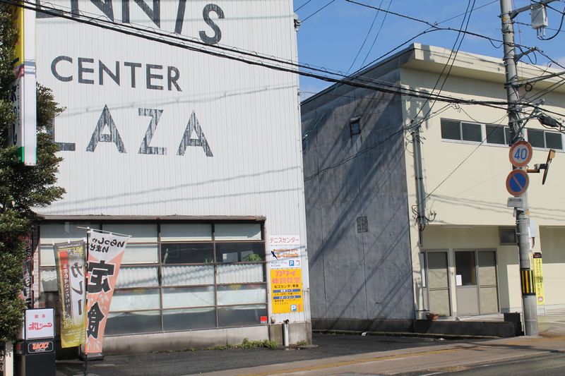 「向島テニスセンタープラザ」の建物を右折